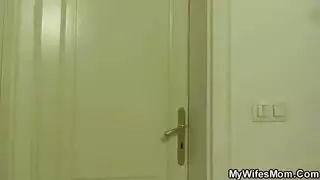 الأبن ينيك امو في حوض لأستحمام