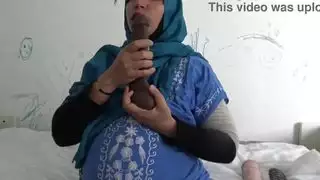 جميلات تركيات حوامل تأخذ زباً كبيراً في لندن