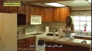 الام الشقراء تدهب هيا وابنها إلي بيت صديق ابنتها لتتناك من ابوه الاسود