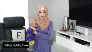 فتاة عربية حلوة ترتدي الحجاب تبلع قضيبًا كبيرًا قبل أن تُدق