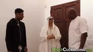 نجمة إباحية عربية تأخذه بقسوة في الطيز