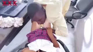 مدرس اللغة العربية يضرب مؤخرة الطالبة الكبيرة وينفجر بحمولة ضخمة على خديها