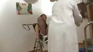 تمديد مهبلها بلعبة جلدية عملاقة