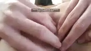 مشهد سحاقي: تلامس حتى هزات جماع متطرفة مع أنين متعة على الأريكة