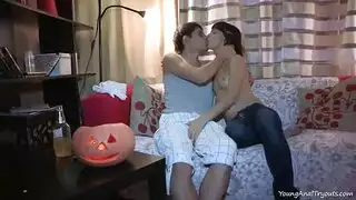 يغتصب امه واخته علي الكنبه