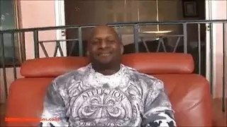 خادمة مراهقة صغيرة تحلق كسيها وتملؤه بعنف