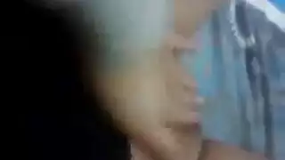 فيديو استمناء مصري: مراهقة تدلك بظرها حتى تبلغ الذروة