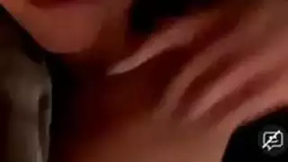 لا مال، كلها وشوم—هذه الفتاة تفتح فتحتها الجميلة للكاميرا
