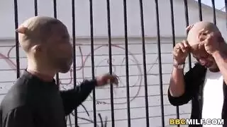 قضيب أسود ضخم يضرب كس حتى النشوة الشديدة
