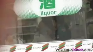 امرأة سمراء آسيوية ساخنة في جوارب مثيرة ، يوشيزو ميناري يفرك لها الديك مذهلة بين الثدي الصغيرة لها