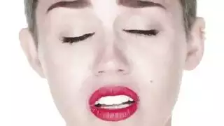 عاهرة بي بي دبليو ذات أثداء ضخمة تحصل على قذف داخلي