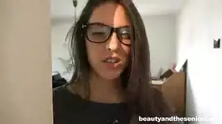 جميلة سمراء تشارك في جنس ثلاثي مثير أثناء جلسة محادثة هاتفية جنسية